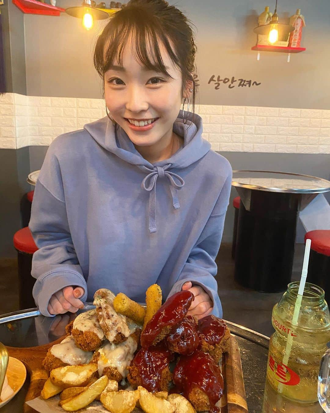 田中美有のインスタグラム：「こんばんは🌙.*·̩͙  ずっと食べたかった韓国チキン🍗🍗 この間友達と「ココチキン」さんへ食べに行ってきました！！！ 美味しく食べたからゼロカロリー！だと思っとこう🥺🤍  そして、本日も#みゆポチ お願いします！！！  #ミスコン #ミスキャンパス関西学院 #関西学院大学 #関学 #大阪グルメ #韓国チキン #ココチキン #パーカーコーデ #ヘアアレンジ #おだんごヘア」