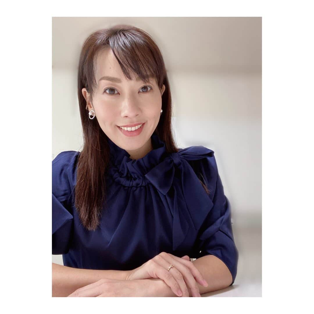 實石あづささんのインスタグラム写真 - (實石あづさInstagram)「. お仕事でキチンと感が欲しい時に 活躍してくれる @frenchpave_official の襟付きトップス。 高さのある襟は リボンの大きさを調整すれば 変えられるのです😊 ネイビーだけど、 この襟のおかげでシックになりすぎず 良いです👌 . #frenchpave  #tops #ネイビー #襟  #キチンと感 #キチンとコーデ  #earrings #hinahina @hinahina.official.ec  #衣装のきろく  #フリーアナウンサー #ニュースキャスター  #スピーチトレーナー #實石あづさ」10月27日 18時16分 - azusa_jitsuishi