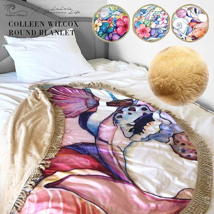 ラレイアのインスタグラム：「🌺 お待たせしました☺️✨ Colleen Wilcoxのアートデザインラウンドブランケット入荷しました🧡 ・ ラウンド型にフリンジがお洒落なデザインで表は滑らか、裏はふわふわの素材もポイントです😍 ・ 今なら2BUY10%OFFクーポンも配布中でお得にGETのチャンス！ ぜひお見逃しなく😄🌴 ・ ・ ・ ---La Leia Precious Life(ラレイア)--- @laleia_official ・ 楽天市場店 https://www.rakuten.co.jp/laleia-p-life/ ・ au PAYマーケット店 https://wowma.jp/user/52666346 ・ ・ ・ #art#hawaii#aloha#surf#beach#laleia#ハワイ#フォトジェニック#インスタ映え#インスタ女子#アロハ#ビーチ#海を感じる雑貨#ラレイア#アート#ビーチガール#サーフスタイル#大人カジュアル#コリーンウィルコックス#ギフト#プレゼント#インテリア #おうち時間 #楽天 #colleenwilcox #ブランケット」