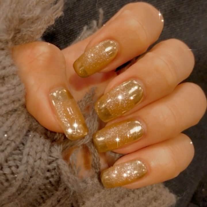 honoka のインスタグラム：「この前のオンラインライブに向けて ネイルチェンジした🎤 ゴールドネイルはじめてや。 真ん中のキラキラの部分は マグネットにしてもらったよ🧡✨ かわいいい。」
