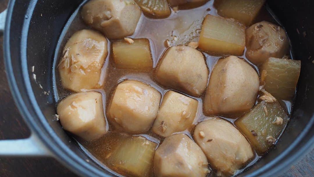 Rocoさんのインスタグラム写真 - (RocoInstagram)「10.27 晩ごはんは湯豆腐。あとは里芋とイカと大根の煮物(お刺身の残りでを入れて)、白菜のおひたし、ペンネでツナマヨサラダ、漬け物いろいろ、炊き立てごはん。 湯豆腐久しぶりに食べたけど美味しいね、毎日湯豆腐でいいw。  #rocoごはん  #湯豆腐#晩ごはん」10月27日 18時31分 - rororo_roco