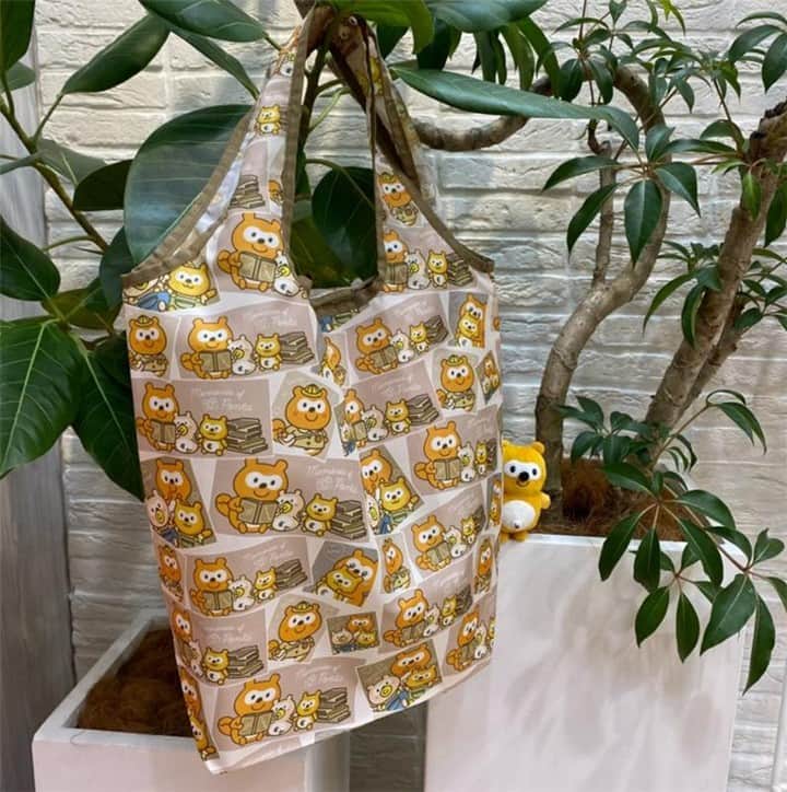 ポンタのインスタグラム：「. ポンタの新シリーズ「Memories of Ponta」のマイバッグが新発売✨ . . #思い出 シリーズ . #ポンタマイバッグ(Memories of Ponta） . . . ポンタの小さいころの思い出がたくさん詰まった可愛い絵柄です😊💗 まるもちクッションも入るよ🎶 . . Ponta特典交換、Amazonにて大好評発売中！ . . #ponta #ポンタ #ばぶポンタ #兄弟 #ちぃポン #Memories of Ponta #思い出 #Photobypapaponta #マイバッグ #ポンタもいるよ #キャラクターグッズ #ponta特典交換 #ポントク #Pontaポイント #ポンタグッズ #ポンタのぬいぐるみ #ぬいぐるみ #エコバッグ #便利 #癒し #ぬい撮り部 #ぬい撮り #ぬいどり #ぬいすたぐらむ #ポンスタグラム #撮りポン」