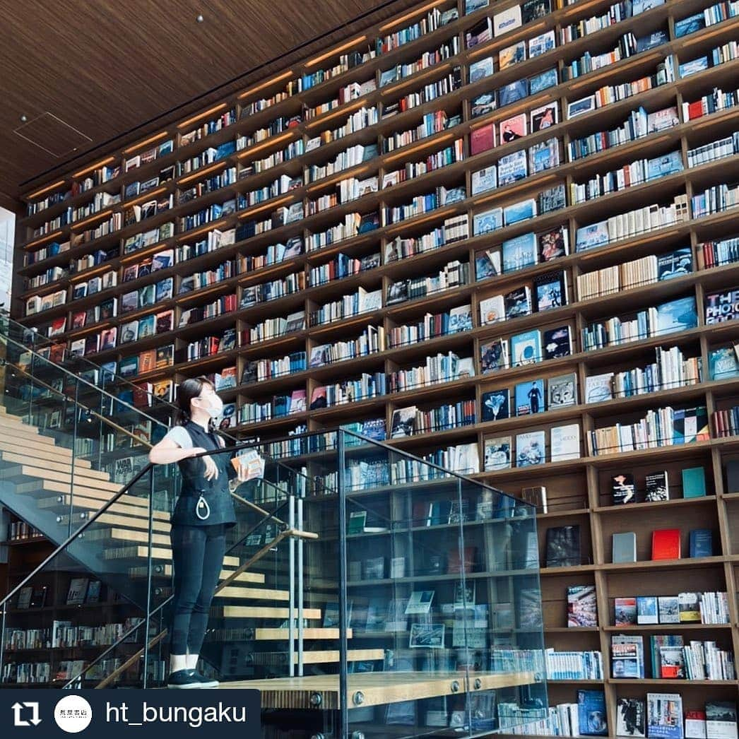 枚方T-SITEさんのインスタグラム写真 - (枚方T-SITEInstagram)「#Repost @ht_bungaku • • • • • • 枚方 T-Site 蔦屋書店  【ひらかたの本棚・わたしの本棚】 朝は通勤途中に涼しい風を感じられる様になり又、 夜は虫達の合唱が愉しい季節となりました。 一層、読書も捗ります。 皆様は如何お過ごしでしょうか？   こちらのpostより #ひらかたの本棚 #わたしの本棚 2つのハッシュタグを、枚方 蔦屋書店のBOOKコンシェルジュで数珠繋ぎ！ 第一弾は文学コンシェルジュの大江が担当いたします！   皆様も当店4F、7メートルの高さを誇る本棚の前で、お勧めの本と共に素敵なお写真を撮ってみてくださいませ＊ その際、ハッシュタグもお忘れなく＾＾ 本好きの「輪」が出来ると、とても嬉しいです。       さて私から紹介いたします本は、全十巻に渡りますこちら！ 瀬戸内寂聴氏が現代語訳を手掛けられました『源氏物語』です。   「いつか読もう」「きっといつか読むんだ！」と思いながら、そんな何年越しかの思いが叶った今年の春。 そう、世間は、そして私も外出自粛期間中にありました。   コロナ禍で大切な人に会えない状況の中、私は『源氏物語』にとても救われたのです。       遠距離恋愛中の恋人と会えない、 遠くに暮らす家族に会いに行けない、 お友達とリモート飲み会も楽しいけれど、そろそろ直接顔を見て話したい…   そんなフラストレーションに負けそうな時は、『源氏物語』を開いてみてください。   平安時代当時は便利な連絡ツールも無く、距離が隔たってしまえば何カ月間、何年間と会えない事も珍しくはなかったでしょう。   光源氏と沢山の姫君達、そして物語に登場する家族も、皆「会えない時間」を経験しています。 そして会えない時間さえ、彼等は慈しむのです。   特に、お手紙に施される工夫は何と豊かでロマンチックだった事か！ 季節の植物を添え、 香を焚きしめ、 直接的な言葉でなく短歌で気持ちを伝え合う（それも相手に対するご配慮の一つです）…   私達も、会えない時間に育てられるものがある。 そう気付いた読書体験でした。       さて枚方 蔦屋書店は、10月3日(土)～31日(土)まで読書月間で御座います！ 豪華イベントの数々や作家とタイアップしたフェア、ノベルティ「読書手帳」のプレゼントも！   詳細は枚方 蔦屋書店H.P.又は、こちらのアカウントの過去postをご覧くださいませ！ #枚方蔦屋書店 #枚方 #蔦屋書店 #tsutayabooks #hirakata_tsutayabooks #読書月間2020 #文学 #源氏物語 #紫式部 #瀬戸内寂聴 #瀬戸内源氏 #講談社 #講談社文庫 #hirakatatsite #hirakata_tsite #枚方tsite #コンシェルジュ #ブックコンシェルジュ #文学コンシェルジュ #読書 #読書好きな人とつながりたい #本好きの人とつながりたい #読了 #ほんすたぐらむ #活字中毒」10月27日 18時30分 - hirakata_tsite