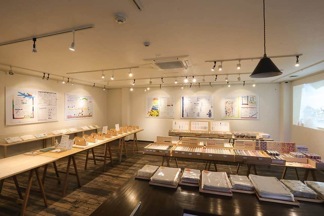 mt masking tapeさんのインスタグラム写真 - (mt masking tapeInstagram)「. ◎mt×Journal at KEIBUNSHA ICHIJOJI COTTAGE in KYOTO  mt×Journal at KEIBUNSHA ICHIJOJI COTTAGE in KYOTO 今日からOPENいたしました🤓  会場の雰囲気はこんな感じですっ🥰  お庭には大きなタイトル看板がありますよ🦉🦉 お越しの際は、ぜひぜひ！お写真撮ってください📷🎞️  明日からは商品も紹介していきます！！ 楽しみにしていてください🤗❣️  ・日程：2020年10月27日（火）～11月1日（日） ・営業時間：11時～19時 ※最終日の11月1日（日）は17時までとなります。  ・会場：恵文社一乗寺店　コテージ ・住所：京都府京都市左京区一乗寺払殿町10 	 ◎mt×Journal限定テープとmt pocketを販売 ◎mt kirihari（切り貼り）コーナー ◎mt×SOU・SOUの先行発売 ◎mtスタンプアプリ対象イベント  ※mt×Journal限定テープとmt pocketはオンラインショップでも販売致します。  ※混雑時には入場制限させて頂く場合があります。  ※咳エチケットなど新型コロナウィルス感染拡大防止にご配慮、ご協力をお願い致します。  ※体調の悪い方は参加をお控え頂きます様お願い致します。   #mt #mtmaskingtape #mtマスキングテープ #mtイベント #journal #バレットジャーナル #カモ井加工紙 #keibunsha #恵文社 #恵文社一乗寺」10月27日 18時31分 - mt_masking_tape