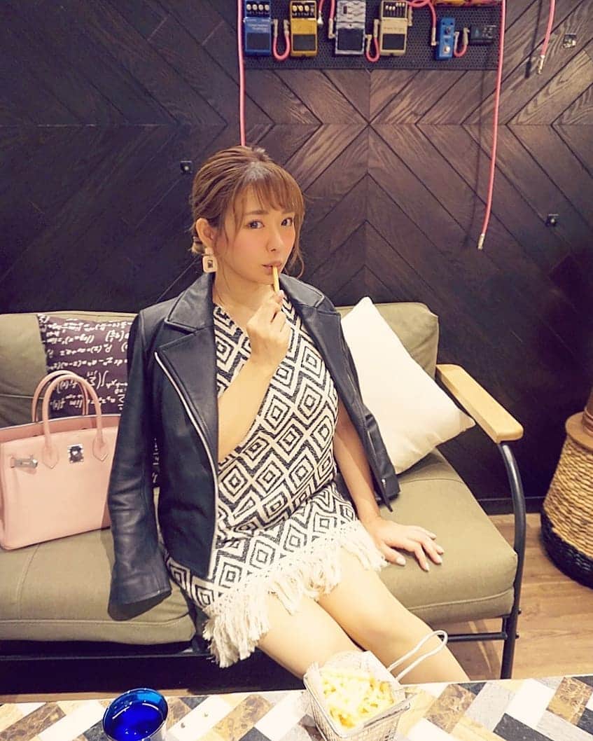 YuhKawasakiさんのインスタグラム写真 - (YuhKawasakiInstagram)「9月にオープンした マリオット系列の moxy大阪新梅田へ 宿泊してきました♡ @andyoudressingroom で レンタルしたドレスが ホテルの映え空間に ぴったり✨  #moxy」10月27日 18時29分 - yuhkawasaki