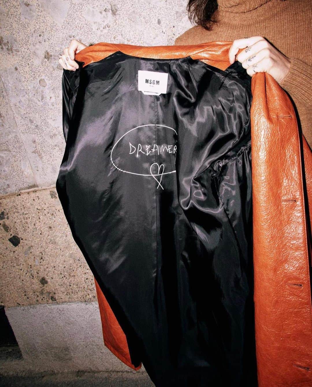 エムエスジーエムさんのインスタグラム写真 - (エムエスジーエムInstagram)「DREAMER 💘 — #MSGMFW20 men’s outerwear inside-out, via @TheFlamel」10月27日 18時34分 - msgm