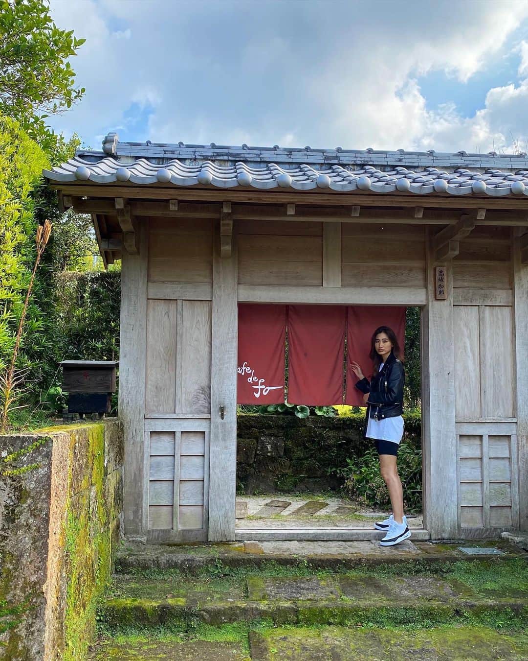 白雪のインスタグラム：「🌳🏘🌋」