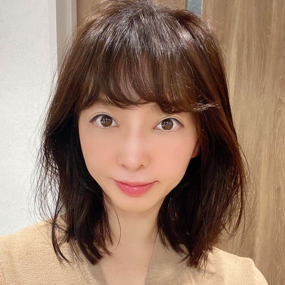 のインスタグラム：「先日、少し短く髪を切りました🤗 切りっぱなしっぽくしてもらったよ😊 カラーは、ブランジュにしてもらいました✨ ブラウンベースで秋冬にぴったりみたい😉 ありがとうございました😙😌😙  #美容院 #haircut #haircolor  #ブランジュ  #shiro」