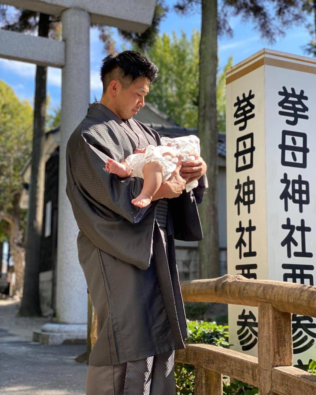 湯浅幸大さんのインスタグラム写真 - (湯浅幸大Instagram)「@king.jo.baby のお宮参りとお食い初め⛩🍱 しっかり御祈祷して頂きました！」10月27日 18時36分 - kingyuasa