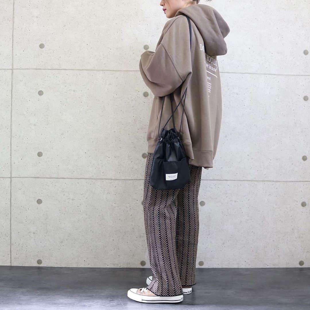 aki【EXSOME】さんのインスタグラム写真 - (aki【EXSOME】Instagram)「新作・再入荷発売日🎩👕👖 10月29日(thu)20:00～ ・  Restock!! ✔️裏起毛バックプリントオーバーサイズPK　  color: smicro/green/ivory/brown  ¥3.900+tax  トレンドのバックロゴが魅力的な裏毛パーカー。 裏側が起毛素材になっており、暖かさ抜群です。 柔らかくふんわりとした優しい肌触りの生地で着心地も◎ パンツ、スカートなどボトムを選ばず着回しの効く一枚です。  インナーとしても活用できるので、幅広いコーデを叶えてくれる これからの季節活躍間違いなしの1着です👍  《size》   着丈:72cm 　 身幅:66cm　 袖丈:47cm　  裾幅：64cm  ≪素材≫ 本体：ポリエステル100% リブ部分：ポリエステル97% ポリウレタン3%  ≪備考≫ 伸縮性:あり 透け感:なし  ・ model:154cm ・ ・ topのURLから ご購入していただけます✈︎✈︎✈︎ ・ ・ Instagram officialと 公式LINEがあるので フォローして頂けると嬉しいです✌︎ ⬇︎ Instagram official  @exsome_official  @exsome.fam ・ ・ 公式LINE @efc0920h（アットマークから） ・ ・ 公式Twitter exsome_official ・ ・  公式facebook exsome_official ・ ・ #スウェットコーデ  #パーカー #パーカーコーデ  #スウェット」10月27日 18時37分 - exsome_official