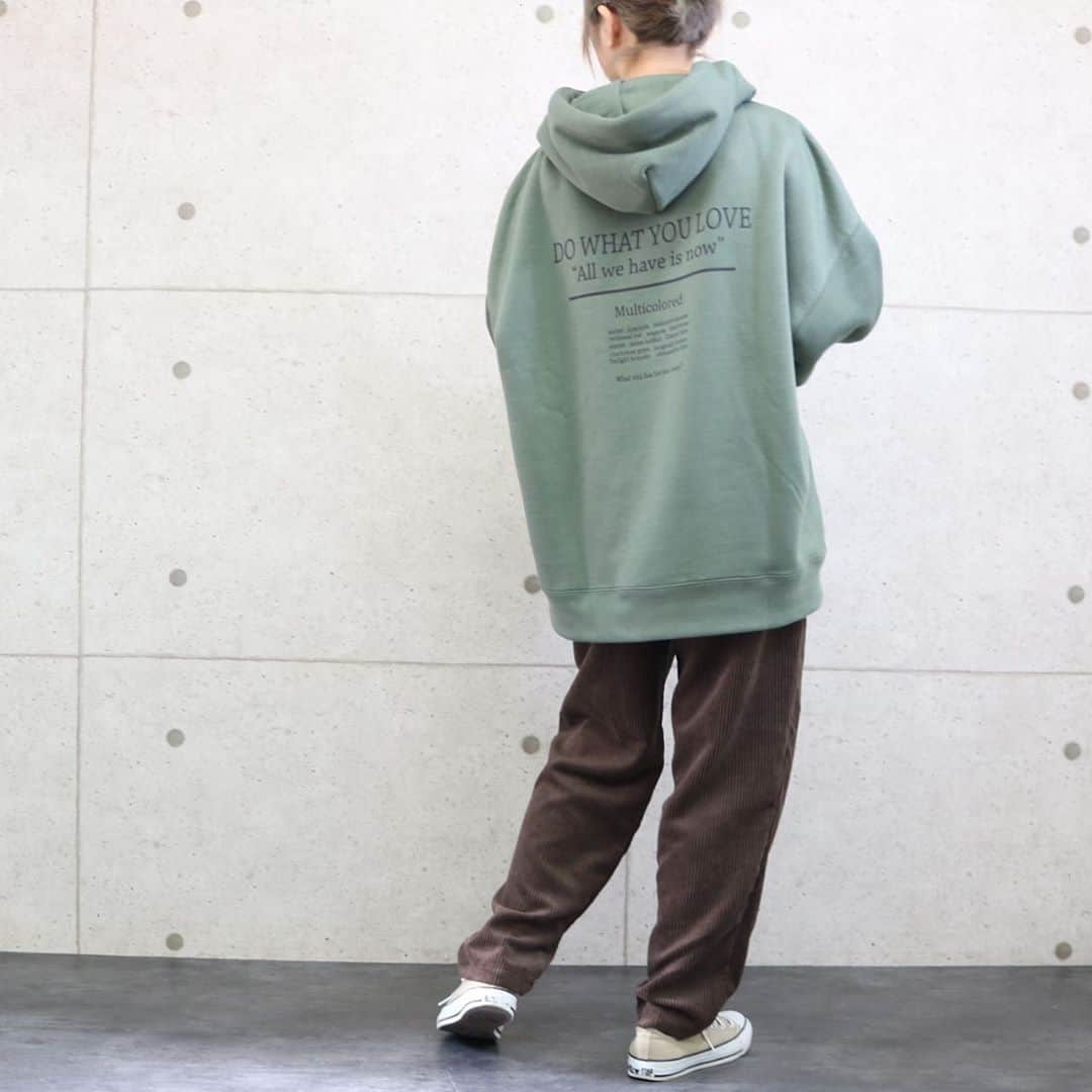 aki【EXSOME】さんのインスタグラム写真 - (aki【EXSOME】Instagram)「新作・再入荷発売日🎩👕👖 10月29日(thu)20:00～ ・  Restock!! ✔️裏起毛バックプリントオーバーサイズPK　  color: smicro/green/ivory/brown  ¥3.900+tax  トレンドのバックロゴが魅力的な裏毛パーカー。 裏側が起毛素材になっており、暖かさ抜群です。 柔らかくふんわりとした優しい肌触りの生地で着心地も◎ パンツ、スカートなどボトムを選ばず着回しの効く一枚です。  インナーとしても活用できるので、幅広いコーデを叶えてくれる これからの季節活躍間違いなしの1着です👍  《size》   着丈:72cm 　 身幅:66cm　 袖丈:47cm　  裾幅：64cm  ≪素材≫ 本体：ポリエステル100% リブ部分：ポリエステル97% ポリウレタン3%  ≪備考≫ 伸縮性:あり 透け感:なし  ・ model:154cm ・ ・ topのURLから ご購入していただけます✈︎✈︎✈︎ ・ ・ Instagram officialと 公式LINEがあるので フォローして頂けると嬉しいです✌︎ ⬇︎ Instagram official  @exsome_official  @exsome.fam ・ ・ 公式LINE @efc0920h（アットマークから） ・ ・ 公式Twitter exsome_official ・ ・  公式facebook exsome_official ・ ・ #スウェットコーデ  #パーカー #パーカーコーデ  #スウェット」10月27日 18時37分 - exsome_official