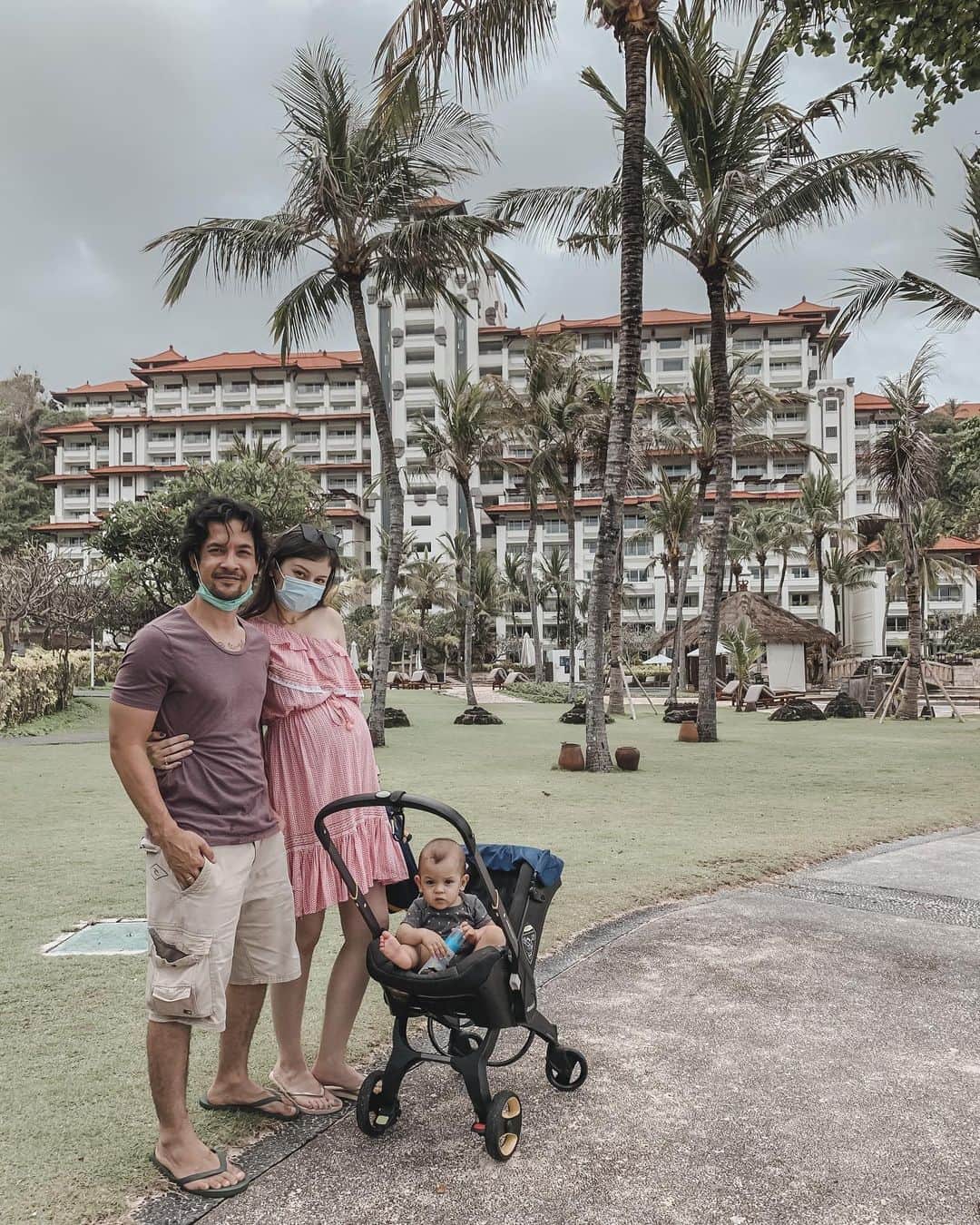 Kimberly Ryderのインスタグラム：「Thank you to hubby @edward_akbar for taking us on this lovely trip. Dia mikirin gimana aku nga bisa kemana2 lagi berbulan2 setelah ngelahirin, jadi dikasih holiday sebentar. 😘 • Untungnya selama di Bali protocol kesehatan dan keamanan Covid di hotel ketat banget, apalagi di @hiltonbaliresort with its #HiltonCleanStay. Mereka bener2 disinfect seluruh bagian kamar kita sebelum kita check in. #hiltonbaliresort #makeitextraordinary • FYI itu kaki nga keinjek, deket doang! 😅」
