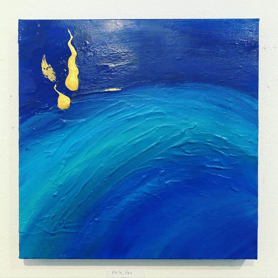 白木夏子さんのインスタグラム写真 - (白木夏子Instagram)「アーティストの友人アオちゃん @aoyama118takayuki の個展。 アオちゃんの青い作品は、奄美大島にインスピレーションを受けたものや、その他にも空など自然由来のものが多く癒されます。 青にはこんなに沢山の色があるんだなと改めて気づかされたのと、作品の力強いエネルギーにpowerいただきました🥺✨ . 銀座のギャラリーゴトウさんで今月末まで開催しています😁 . わたしも絵思い切り描きたくなってしまうわ〜」10月27日 18時47分 - natsukoshiraki