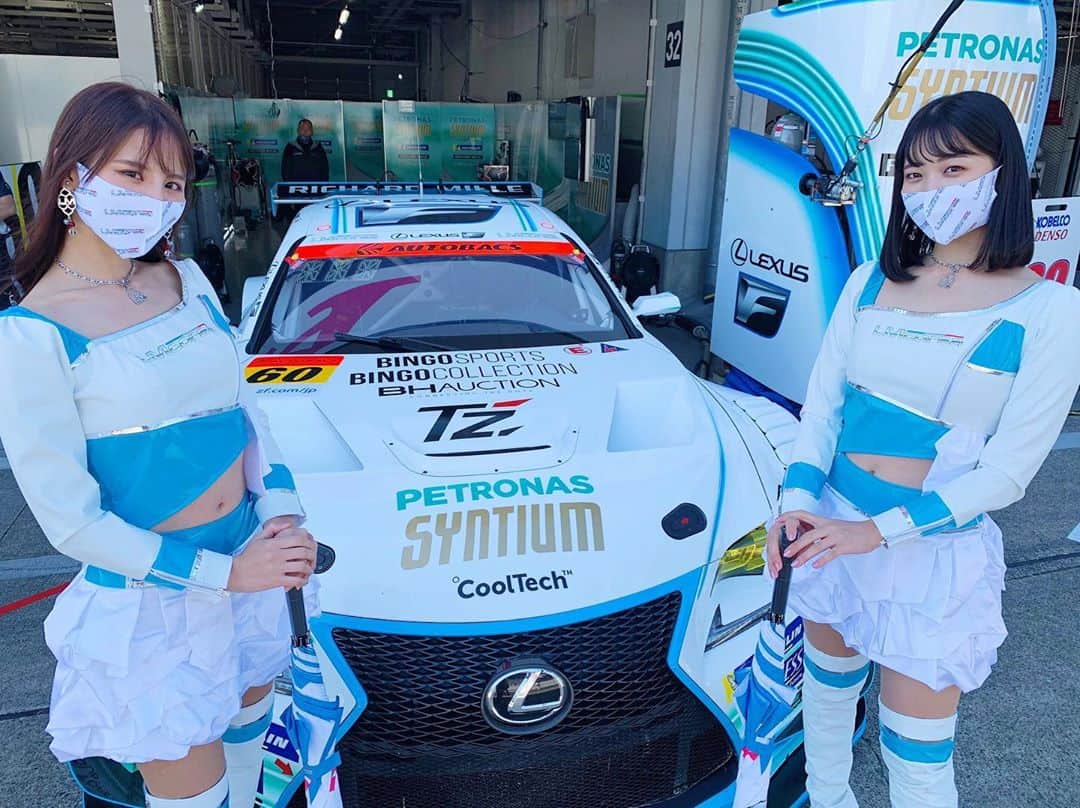 鈴木志歩のインスタグラム：「先週末はSUPER GT Rd.6が 鈴鹿サーキットで開催されました✨ . やっとSUPER GTを現地で見ることが出来た〜💙 そして、今シーズンTWSプリンセスとしてはじめてのサーキットでした👸🏼💕 . 60号車は予選Q1を見事突破し、 決勝は13番手からのスタート✨ レース中盤ポイント圏内まで ポジションアップしましたが、 14位でチェッカーを受けゴール🏁 . 悔しい結果となりましたが、 最後まで諦めず残り2戦で 必ず良い結果になると信じています✨ 沢山の応援ありがとうございました！ . 観客席にいるお客さんを見て 少しでも前の様に開催されている有り難さと 嬉しい気持ちでいっぱいになりました🥺💗 . 残り2戦！！ 次戦の茂木は欠席ですが、引き続き60号車LMcorsaの応援よろしくお願いします💙 . . #supergt #gt300 #lmcorsa #otg  #motorsports #tws #princess #lexus #rcf #osaka #toyopet #toyota #racequeen」