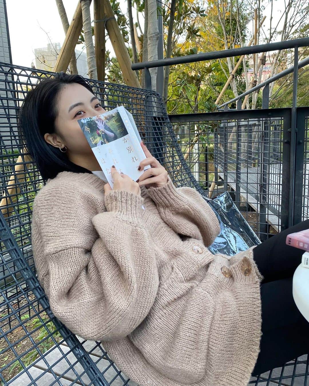 人見古都音のインスタグラム：「図書館にて📚 何も考えず落ち着いた時間」