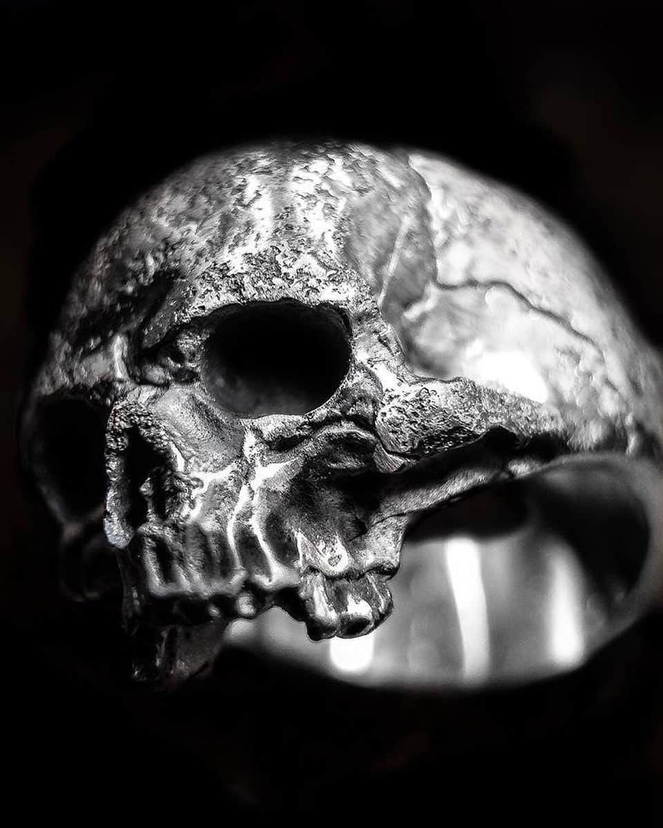 のインスタグラム：「Get those Christmas orders in early! Take advantage of 15% OFF everything online and in store active now! We’re ready for any orders but who knows what the lockdown status will be closer to Christmas so get your orders in now to be certain 💀 #skull #ring #heavymetal #rocknroll #halfjaw #gothic #decay #detail #silver」