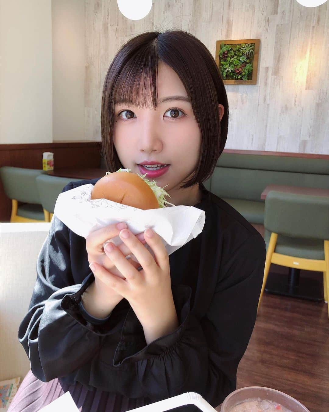 岡畑雛生さんのインスタグラム写真 - (岡畑雛生Instagram)「#モスバーガー 🤤  ロースカツバーガー食べました🍔 サクサクしてるロースカツに ソースが合いすぎる✨ 野菜も入ってるから罪悪感無しだね🤣💗あと 事務所の先輩の山本彩さん(@sayaka__714 )がCMに出演してます😳✨ 是非チェックして見て下さいね〜💗  #モスバ #mosburger #バーガー  #ロースカツ #lunch #dinner  #haircolor #haircut #hairsalon  #makeup # #portraitphotography #instagood #ショートヘア #ショートボブ #ヘアスタイル #instalove #hairmodel#岡畑雛生#shorthair #shortcut」10月27日 18時46分 - hinana_okahata