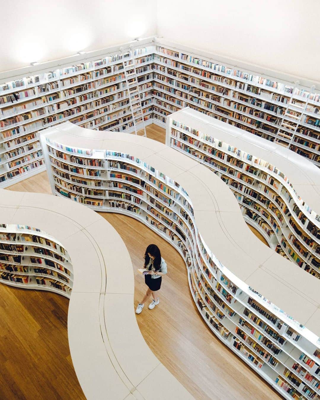 Canon Asiaのインスタグラム：「Taking a top-down shot when capturing a building's interior changes the perspective of the architectural structure.   This shot of Library@Orchard in Singapore by @sutarahady highlights the interior design's organic layout reminiscent of rivers and valleys 🏞  📷  Image by @sutarahady using the Canon EOS 5D Mark IV • EF16-35mm f/2.8L II USM • f/4 • ISO 1000 • 1/60s • 26mm  Got a stunning shot you're proud of? Tag them with #canonasia or submit them on My Canon Story, link in bio!  #canonasia #photography #explore #composition #colours #canon #symmetry #lens #inspiration #subject #architecture #architecturephotography #colours」