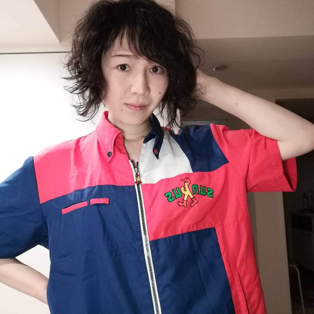 川村由紀のインスタグラム：「2020年の #地味ハロウィン は…こんな感じになりました。。ちなみに #発注ミス しちゃった表情。。  さて今週の予定ですが…先ずは本日更新 #幻冬舎 のWebメディア #幻冬舎Plus での音楽エッセイの連載「渋谷で君を待つ間に」最新回が公開です。今回は #大貫妙子 さん78年の名曲から「突然の贈り物」で綴らせて頂きました。  そして金曜20時〜21時O.A中 @blockfm #shibuyaoiran warmup Radioは #halloween2020 をテーマに旬な新譜も交えつつ選曲。トークゲストには #福岡 から #MahinaApple さんが登場です。  日曜日は26時台レギュラーセレクターを担当中 #bayfm THE SELEC-TONEがO.Aです。今回の選曲テーマは秋の独り夜…しっとりとリラックスして聴いてもらえたら幸いです。  あと金曜は原宿某所で友人限定招待のパーティでDJします〜 #cosplay #コンビニ」