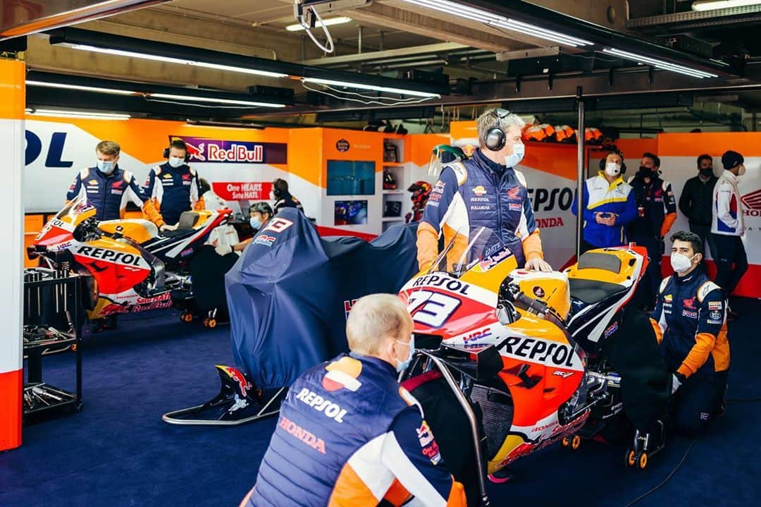 レプソル・ホンダのインスタグラム：「Preparing to go. ⠀⠀⠀⠀⠀⠀⠀⠀⠀ Step inside the box with @snapon_uk」
