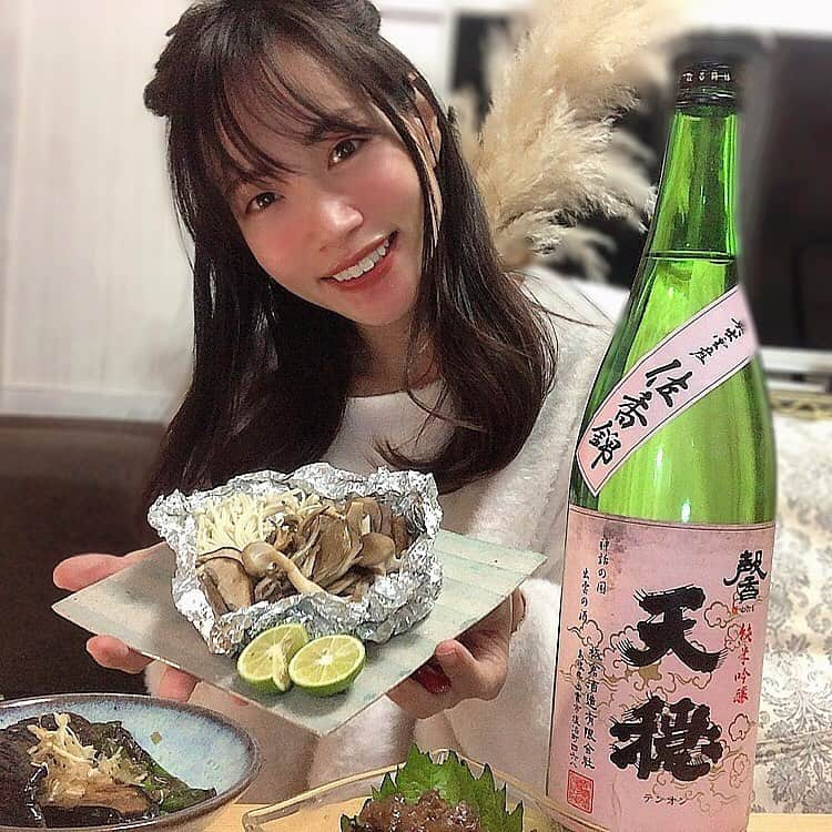 古田ちさこさんのインスタグラム写真 - (古田ちさこInstagram)「かんぱーい🍶🤍﻿ ﻿ 日本酒発祥の地、出雲の地酒をいただきました☺️﻿ 来月ロケで奥出雲の方に行くのが楽しみで、自主的に事前調査…♩﻿ ﻿ 板倉酒造さんの天穏 @tenon0434  の純米吟醸酒 馨 佐香錦 ピンクラベル🏷﻿ ﻿ お酒に適した奥出雲産 佐香錦🌾と島根酵母を使用した吟醸酒✨✨✨﻿ ﻿ 麹の甘い香りがほんのり…❄︎﻿ 軽やかですっきりと品の良い味わいでどんなお料理にも合う❕強すぎず飲みやすいのでみんなにおすすめできるなと思いました🤍🤍﻿ ﻿ 出雲そばのお店でも出されてるの✨﻿ ﻿ このお酒に合うお料理を作ろうと思って…﻿ あじのなめろう、茄子の焼き浸し、きのこのホイル焼きを作ったよ😋﻿ (なめろうはあじのお刺身を買ってきて簡単に🐟)﻿ ﻿ 日本最古の歴史書、古事記にも記載があり古来からの酒造りを受け継ぎつつ技術や品質の向上に励む島根県の杜氏さんたちの造るお酒はなんだか神聖な気持ちになる…🙏﻿ ﻿ いつもの自分のご飯でもとっておきのお酒があると一気に贅沢になるなぁと思います🎶﻿ ﻿ 他のシリーズも呑みたいな…🤤🍶💫﻿ 来月行ったら探してみようっと🤍﻿ ﻿ 天穏 純米酒は良心価格✨﻿ 1,800ml 2,585円(内税)﻿  720ml  1,298円(内税)﻿  300ml  495円(内税)﻿ ﻿ HPはこちら🌐 https://www.tenon.jp/sake_list/sake-list1/315﻿ ﻿ Twitterはこちら🐥💙﻿ https://twitter.com/itakura_brewery﻿ ﻿ ﻿ #PR#無窮天穏#てんおん#日本酒発祥の地#島根の地酒#おうちごはん #おうち晩酌 #古田の自炊記録 #あじのなめろう#なすの焼き浸し#きのこのホイル焼き#日本酒女子 #日本酒好き女子#日本酒#sake#酒#酒の肴#おつまみ#おつまみメニュー#おうち居酒屋#カープお猪口#カープファン#カープ女子  ﻿」10月27日 18時55分 - chisakofuruta