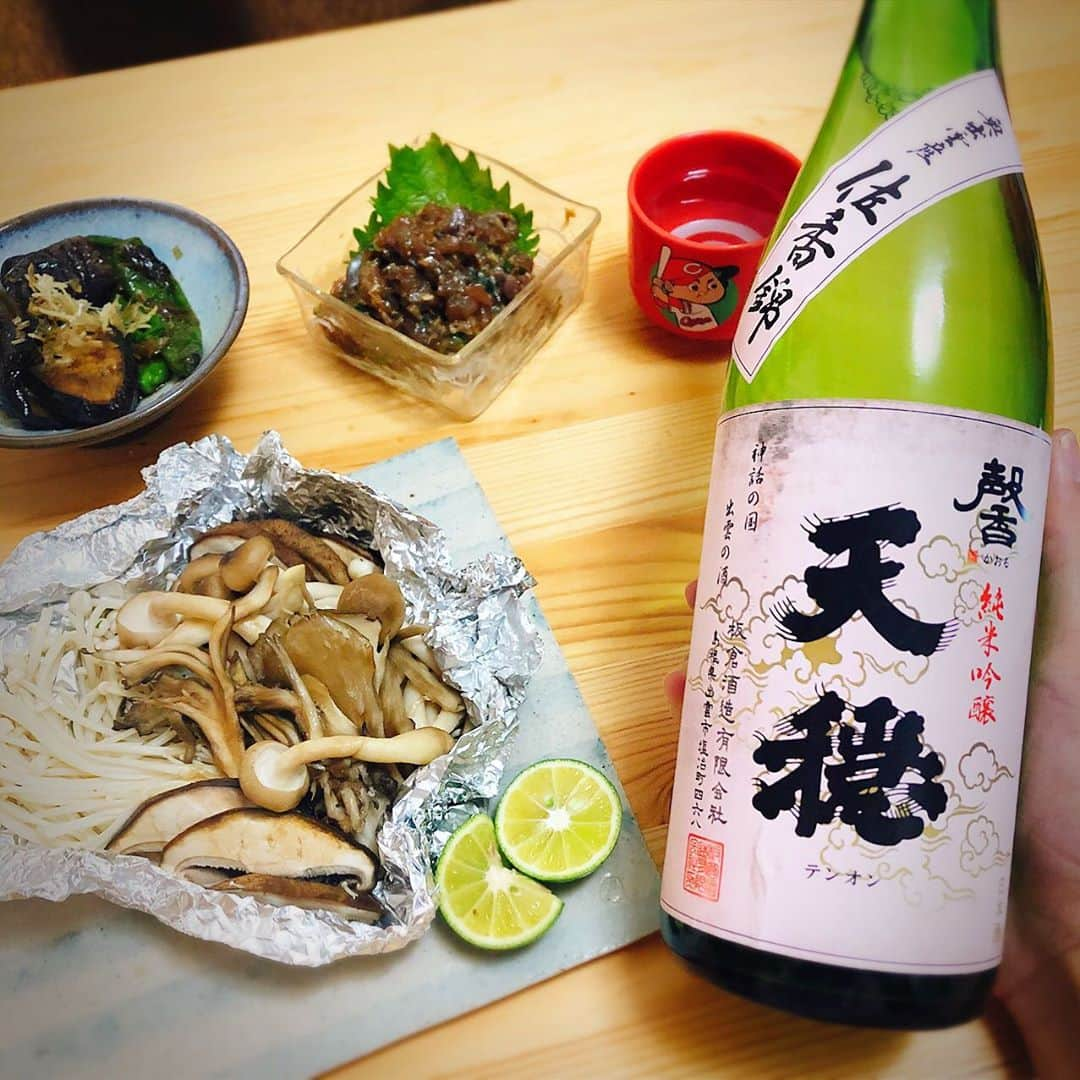 古田ちさこさんのインスタグラム写真 - (古田ちさこInstagram)「かんぱーい🍶🤍﻿ ﻿ 日本酒発祥の地、出雲の地酒をいただきました☺️﻿ 来月ロケで奥出雲の方に行くのが楽しみで、自主的に事前調査…♩﻿ ﻿ 板倉酒造さんの天穏 @tenon0434  の純米吟醸酒 馨 佐香錦 ピンクラベル🏷﻿ ﻿ お酒に適した奥出雲産 佐香錦🌾と島根酵母を使用した吟醸酒✨✨✨﻿ ﻿ 麹の甘い香りがほんのり…❄︎﻿ 軽やかですっきりと品の良い味わいでどんなお料理にも合う❕強すぎず飲みやすいのでみんなにおすすめできるなと思いました🤍🤍﻿ ﻿ 出雲そばのお店でも出されてるの✨﻿ ﻿ このお酒に合うお料理を作ろうと思って…﻿ あじのなめろう、茄子の焼き浸し、きのこのホイル焼きを作ったよ😋﻿ (なめろうはあじのお刺身を買ってきて簡単に🐟)﻿ ﻿ 日本最古の歴史書、古事記にも記載があり古来からの酒造りを受け継ぎつつ技術や品質の向上に励む島根県の杜氏さんたちの造るお酒はなんだか神聖な気持ちになる…🙏﻿ ﻿ いつもの自分のご飯でもとっておきのお酒があると一気に贅沢になるなぁと思います🎶﻿ ﻿ 他のシリーズも呑みたいな…🤤🍶💫﻿ 来月行ったら探してみようっと🤍﻿ ﻿ 天穏 純米酒は良心価格✨﻿ 1,800ml 2,585円(内税)﻿  720ml  1,298円(内税)﻿  300ml  495円(内税)﻿ ﻿ HPはこちら🌐 https://www.tenon.jp/sake_list/sake-list1/315﻿ ﻿ Twitterはこちら🐥💙﻿ https://twitter.com/itakura_brewery﻿ ﻿ ﻿ #PR#無窮天穏#てんおん#日本酒発祥の地#島根の地酒#おうちごはん #おうち晩酌 #古田の自炊記録 #あじのなめろう#なすの焼き浸し#きのこのホイル焼き#日本酒女子 #日本酒好き女子#日本酒#sake#酒#酒の肴#おつまみ#おつまみメニュー#おうち居酒屋#カープお猪口#カープファン#カープ女子  ﻿」10月27日 18時55分 - chisakofuruta