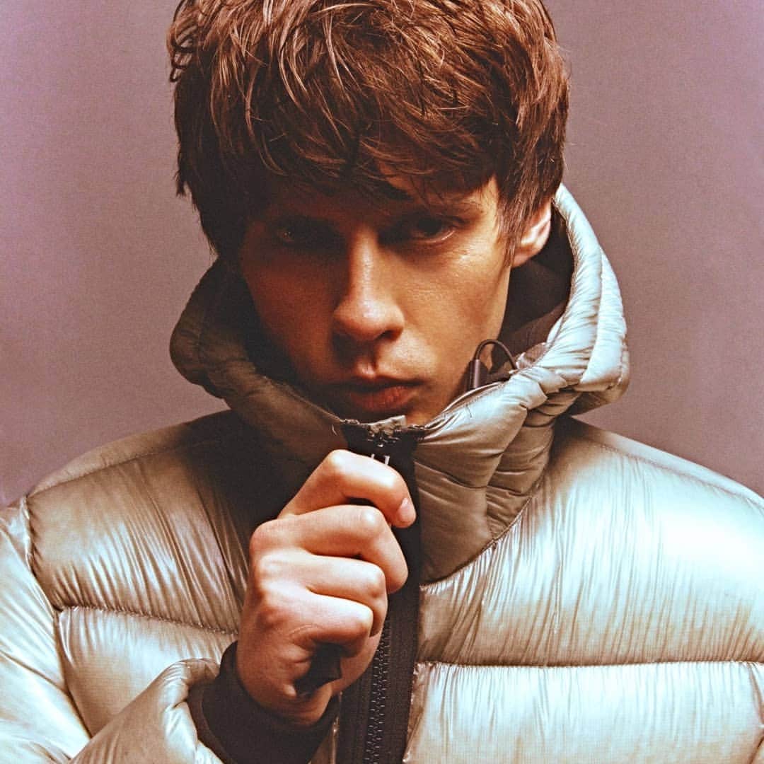 のインスタグラム：「モノクロの映像がかっこいい💯  イギリス、ノッティンガム出身のシンガーソングライター、Jake Bugg（ジェイク・バグ）が新曲「All I Need」をリリース🎸  この曲にはロンドンのUrban Flames合唱団も参加💫  MVは、ジェイクと長い間コラボレーションを続けてきたアート集団High Artが担当📽️ モノクロで映し出された世界とギターをかき鳴らすジェイクがかっこいい😍  この曲についてジェイクは「All I Needは心が満たされたり、視界が開けた瞬間についての歌なんだ。自分がやっていることに完全に没頭していると、いつのまにかその境地にたどりついていた時の感覚さ。」とコメント💬  #JakeBugg #ジェイクバグ #AllINeed #highart #newmusicvideo」