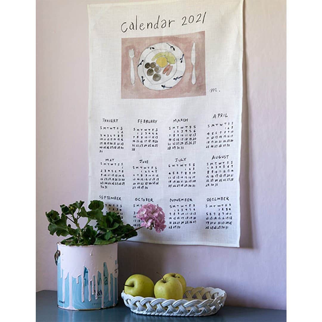 Timeless Comfort さんのインスタグラム写真 - (Timeless Comfort Instagram)「【fog linen works 2021 Calendar】﻿ ﻿ タイムレスコンフォート自由が丘店に、fogのリネンカレンダーが入荷しました。﻿ ﻿ やさしいタッチの「Lunch」柄は、イラストレーター 口広 真由美さんのデザイン。﻿ 「Sweets」柄と、「Flower」柄は、昨年も好評だったパリ在住のアーティスト イザベル・ポワノさんのデザインです。﻿ ﻿ カレンダーとして壁に飾ったあとはもちろんキッチンクロスとしてお使いいただけるので地球にもやさしいアイテムです。﻿ ﻿ これからの季節、ホリデーギフトとしてもおすすめです。﻿ ﻿ 数量に限りがありますので、気になる方はお早めに店舗にてご覧ください。﻿ ﻿ ■fog linen works　2021リネンカレンダークロス﻿ Flower、Sweets、Lunch：各2,530円（税込価格）﻿ ﻿ #TIMELESSCOMFORT #タイムレスコンフォート #interiorshop #インテリアショップ　#lifestyleshop #ライフスタイルショップ #2021カレンダー #2021calendar #calendar #calendar2021 #foglinenwork #リネン #linenclothes #linencalendar」10月27日 19時05分 - timeless_comfort