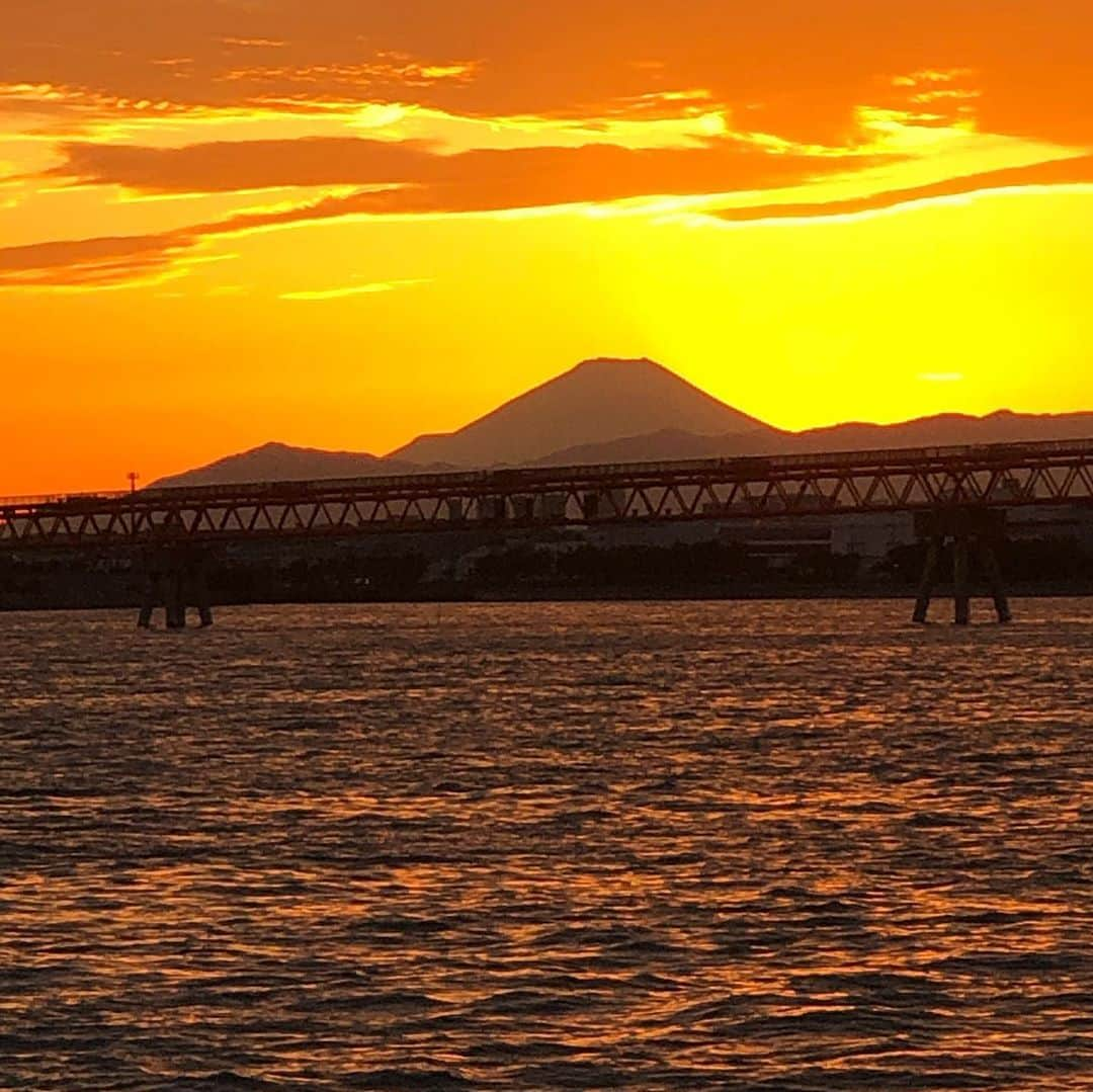 千原ジュニアさんのインスタグラム写真 - (千原ジュニアInstagram)「東京湾から見えた山。 あ、明日チハラトークです。  #チハラトーク」10月27日 19時05分 - chihara_jr