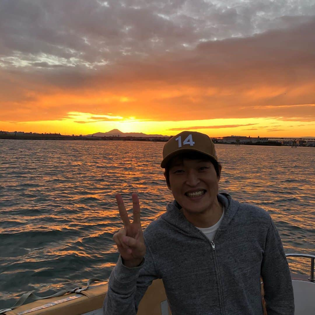 千原ジュニアさんのインスタグラム写真 - (千原ジュニアInstagram)「東京湾から見えた山。 あ、明日チハラトークです。  #チハラトーク」10月27日 19時05分 - chihara_jr