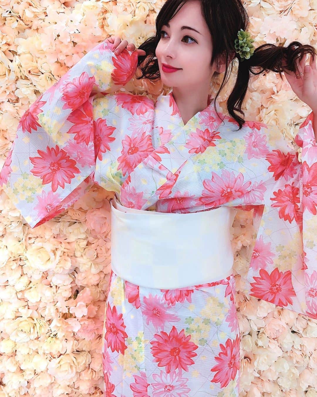 のインスタグラム：「お花のバックが可愛いスタジオ🎶✨  * * ずっと見てると目がチカチカ🤩するんよ🤣笑  * * スタジオ可愛かったなぁ😍✨ 1日いても撮り足りない🥺✨  * * #大人 #大人女子 #大人コーデ #浴衣 #浴衣撮影 #浴衣女子 #花柄浴衣 #yukatagirl  #浴衣アレンジ #浴衣ヘア  #ツインテール女子 #ツインテールアレンジ  #ハーフ #ハーフ女子 #ハーフが起き #大和撫子 #見た目は洋風中身は和風  #撮影モデル  #名古屋サロモ」