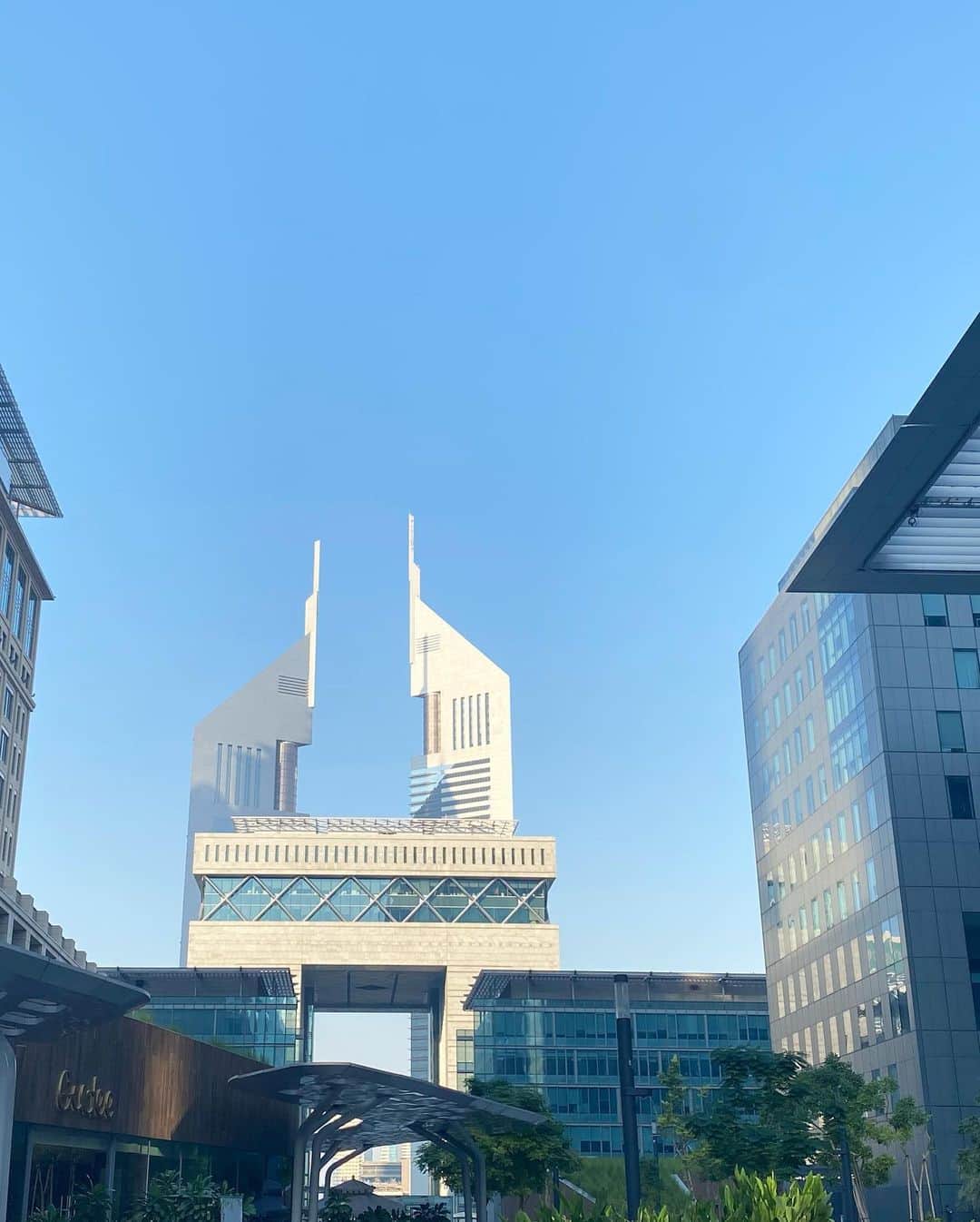 Rieさんのインスタグラム写真 - (RieInstagram)「ドバイの六本木ヒルズ的な雰囲気の  DIFC(Dubai international financial center)にて  ドバイは建物が高すぎて  普通の携帯のカメラモードじゃ入りきれないので  iPhoneの #広角モード で  景色を撮る事が  ちょいちょいありますが  身体がビヨーンって伸びる事に  困ってました  スタイル良く見せようと  伸ばしてるって思われるのも  嫌なんで  伸びたのを縮めるアプリを探しましたが  伸ばすのはあっても縮めるのは  見つからず、、😅  どうやら、#広角レンズ は  レンズが球体になっていて  真ん中以外は広がるらしく  被写体を真ん中に持ってくると伸びないそう、、  (ストーリーで聞いたら友達から教えてもらった🙏)  逆に伸ばしたい人は  下めに被写体を持ってきたら  結構盛れて良いのでは？🤔  ドバイ旅行の際は、  広角レンズがないと  世界一のビルBurj Khalifaも 世界一の噴水ドバイファウンテンも  超高層ビル群もカメラに収まらないので  是非是非、広角レンズをお持ちくださいませ  ちなみに私が  いつも使ってるのは  iPhone 11 proの内臓カメラのみだよ  #difcdubai  #difc #dubai #ドバイ情報 #ドバイ旅行 #ドバイ観光 #ドバイ女子旅 #ドバイ生活 #ドバイ」10月27日 19時05分 - rie_dubai