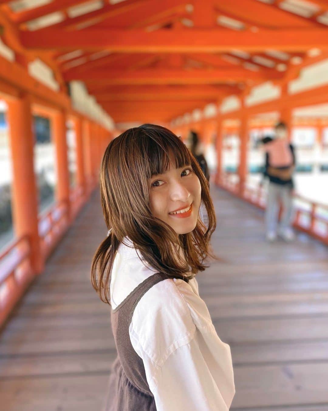谷口萌衣子のインスタグラム：「厳島神社  大鳥居はまだ工事中でした👷‍♂️ おみくじは吉〜！◎  宮島は海岸がワカメだらけで不思議でした、、お味噌汁みたいで美味しそうやったなあ  #ミスキャンパス立命館 #宮島 #厳島神社 #広島観光 #世界遺産」
