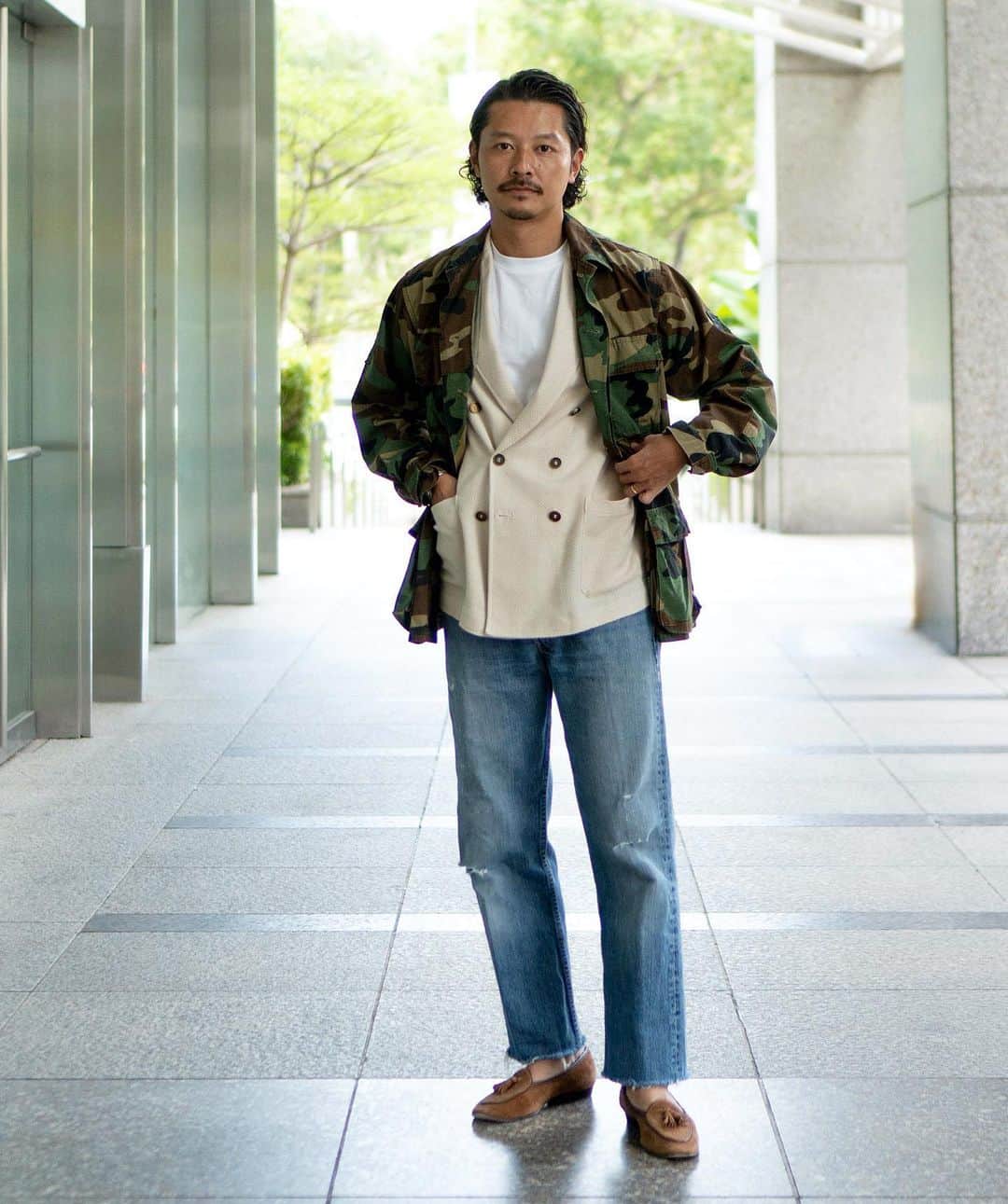 高田朋佳のインスタグラム：「Military jacket with Levi’s. It should be kept modern in balance with the jacket and shoes.  ———————————————————————— #tuesdayoutfit  #dressstyle #elegantstyle #modernclassicstyle #newclassicstyle #fashion #mensfashion #mensdressstyle #suitsstyle #dapperstyle #takadachannel」
