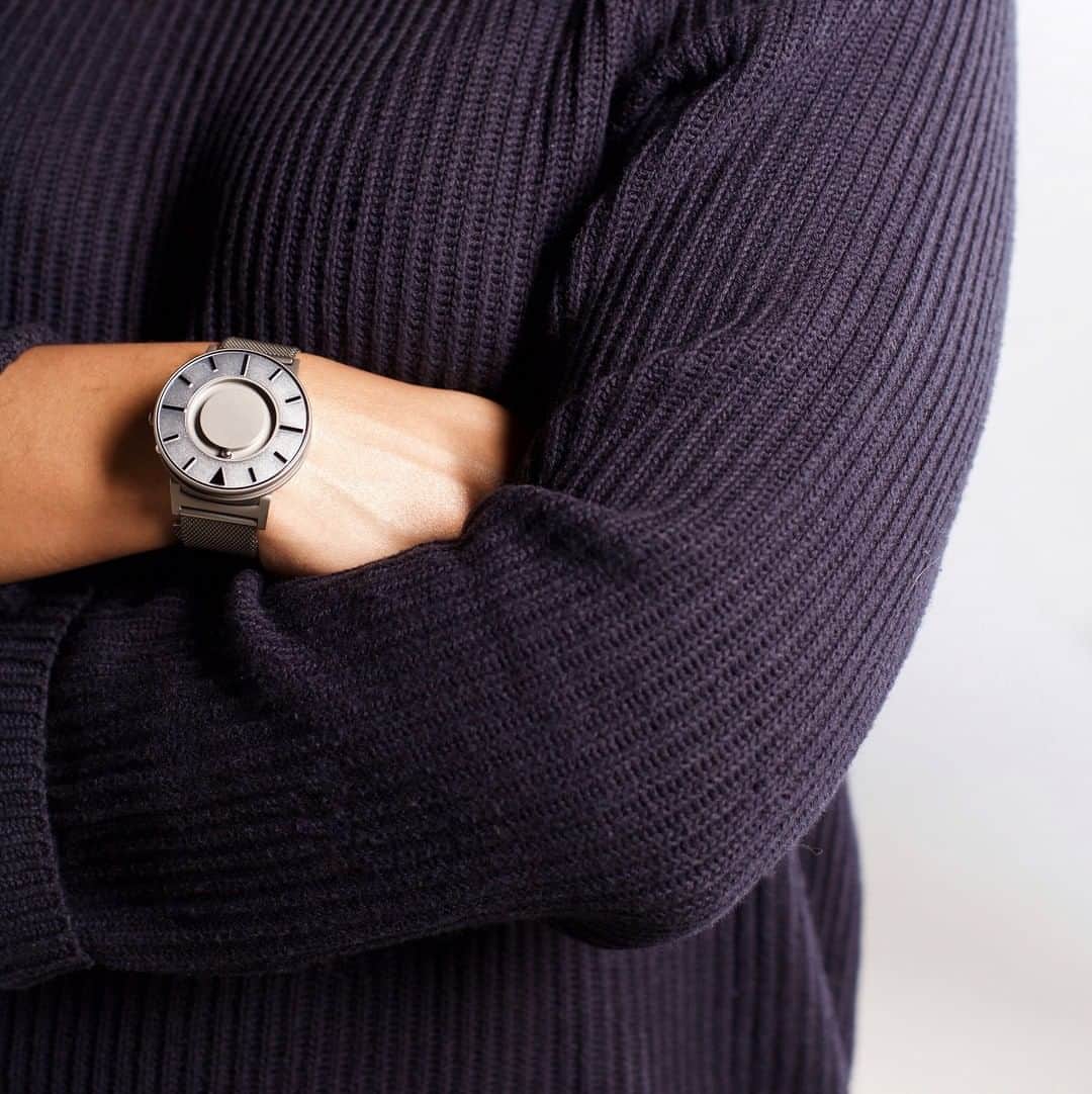 Eone Time Japanさんのインスタグラム写真 - (Eone Time JapanInstagram)「長袖からさりげなく見せるあなたの優しさ。 「さわる時計 Bradley」は視力に頼らなくても時間を確認できるインクルーシブデザイン時計です。  -  #watch #時計 #腕時計 #ユニバーサルデザイン #bradleytimepiece #eone #ブラッドリー #イーワン #ブラッドリータイムピース #触る時計 #今日の時計 #時計好き #お洒落さんと繋がりたい #ペアウォッチ #プレゼント #universaldesign #世界視力デー #worldsightday #inclusivedesign」10月27日 19時00分 - eone_japan