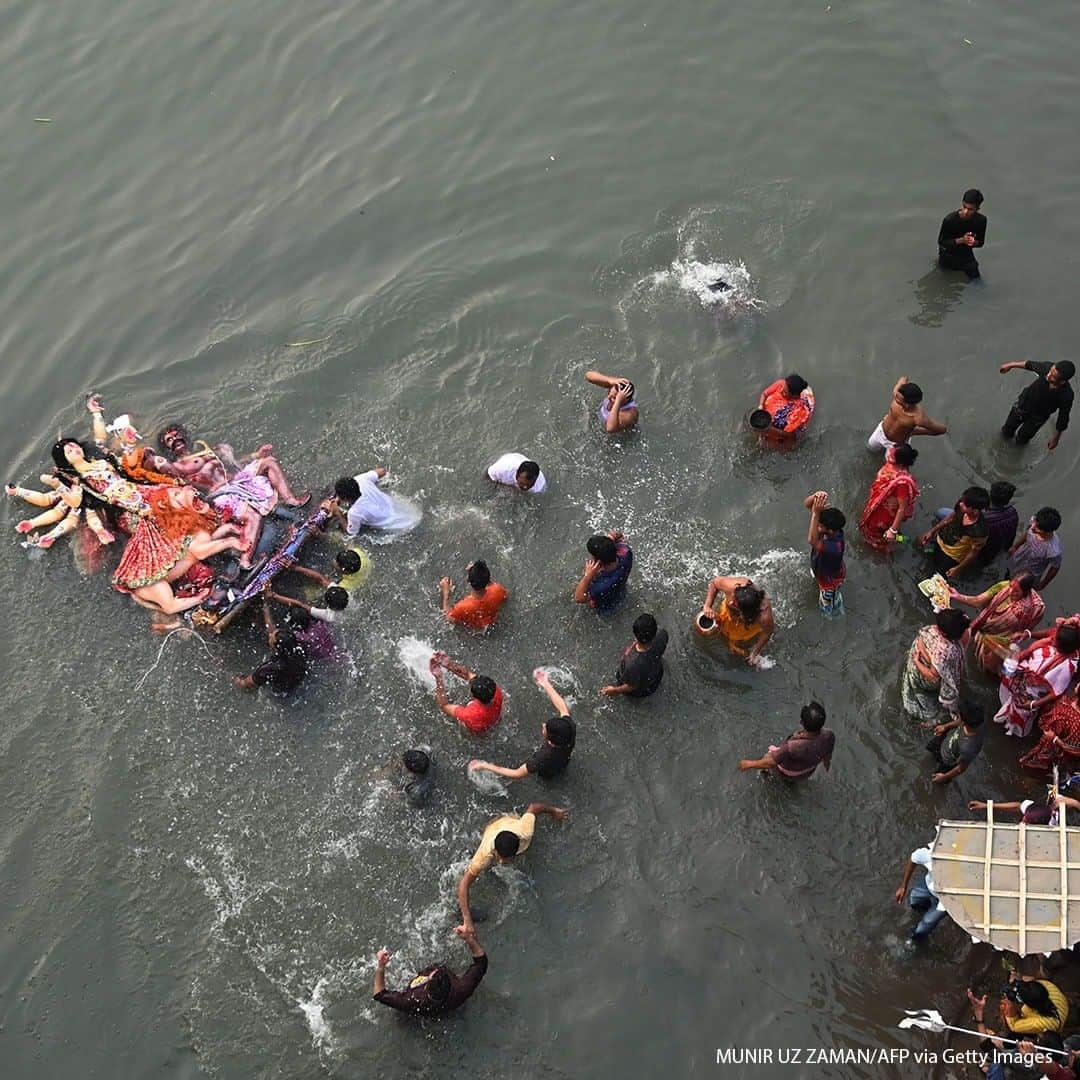 ABC Newsさんのインスタグラム写真 - (ABC NewsInstagram)「Hindu devotees submerge a clay idol of the Hindu goddess Durga on the Buriganga River during the final day of the Durga Puja festival, in Dhaka, Bangladesh on October 26, 2020. #religion #hinduism #bangladesh」10月27日 19時00分 - abcnews