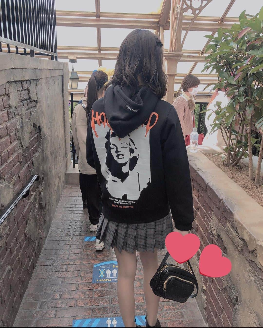 北川瑛里奈さんのインスタグラム写真 - (北川瑛里奈Instagram)「可愛いパーカー＋制服🌸 : : パーカーがポカポカだから寒くなかった🤤 ショートパンツと合わせたら可愛くなりそう😎♡ : : #hollywoodstar  #fashion  #helloween  #ootd #l4l  #usj #goto  #fitness  #fitnessgirl」10月27日 19時00分 - elena_kitaoka