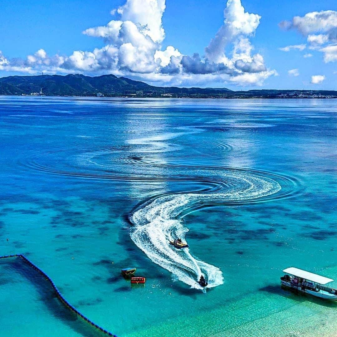 Be.okinawaさんのインスタグラム写真 - (Be.okinawaInstagram)「It’s like a brush stroke on a vast blue canvas! The unforgettable exhilarating feeling will definitely follow after your day at sea on a banana boat pulled by a jet ski!  📍: Nakijin Village 📷: @kenzoh_wrx Thank you very much for the wonderful photo!  Hold on a little bit longer until the day we can welcome you! Experience the charm of Okinawa at home for now! #okinawaathome #staysafe  Tag your own photos from your past memories in Okinawa with #visitokinawa / #beokinawa to give us permission to repost!  #今帰仁村 #nakijinvillage #今歸仁村 #나키진손 #マリンスポーツ #watersports #水上運動 #수상스포츠  #japan #travelgram #instatravel #okinawa #doyoutravel #japan_of_insta #passportready #japantrip #traveldestination #okinawajapan #okinawatrip #沖縄 #沖繩 #오키나와 #旅行 #여행 #打卡 #여행스타그램」10月27日 19時00分 - visitokinawajapan