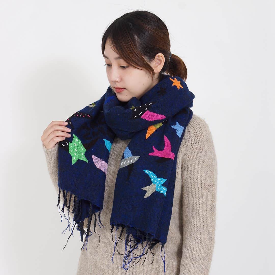 marbleSUD(マーブルシュッド) のインスタグラム：「大判サイズが嬉しい「EMB bird shawl」。いつものコーデにプラスするだけで、パッと華やか、ほっこり暖か。急に寒くなったせいか、お店・online shopで人気を集めています。」