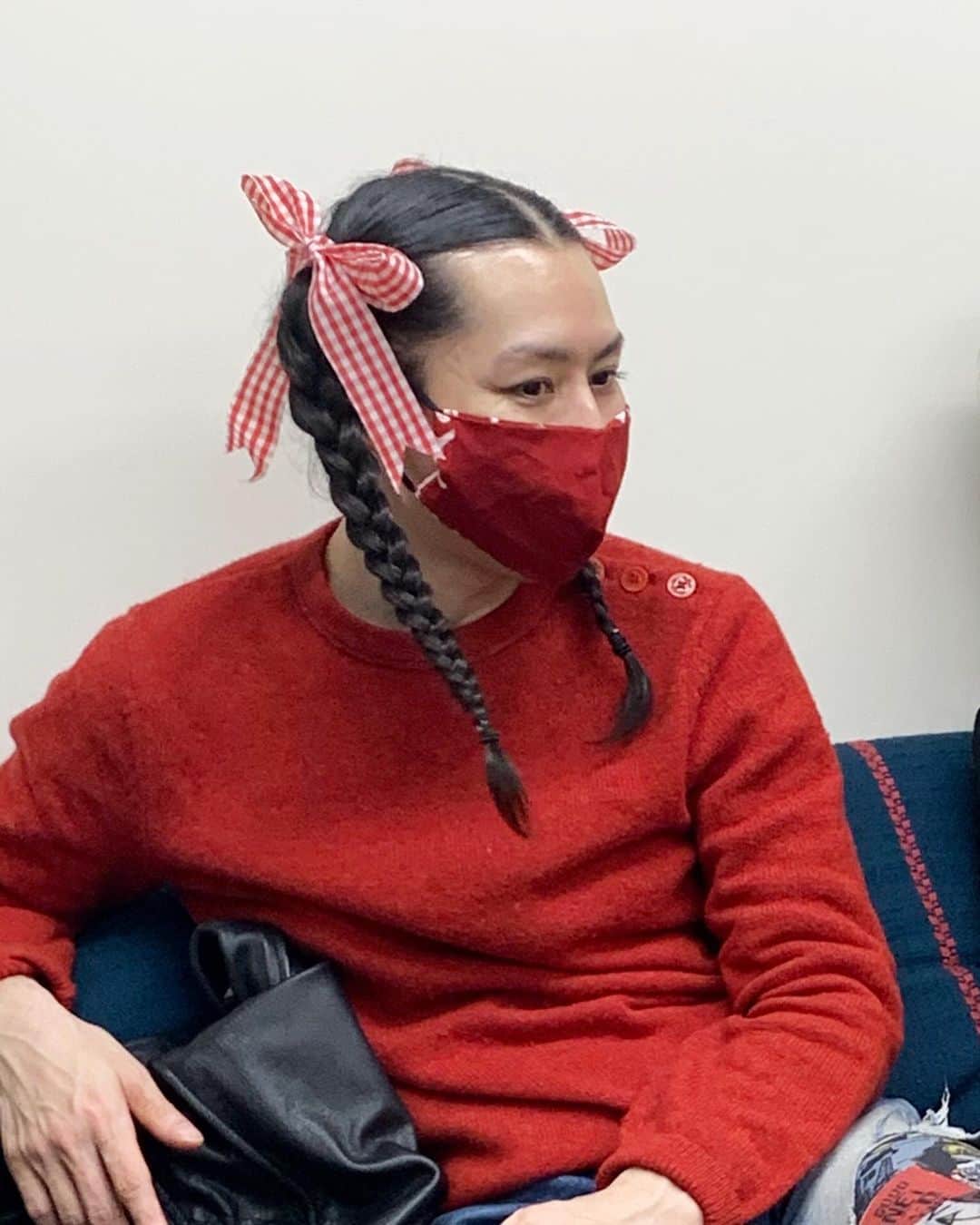 小林尊のインスタグラム：「つけられて、街に出てたときと違って 写真みてたら、慣れてきた  This is kind of growing on me👾 @maggiechatter did it」