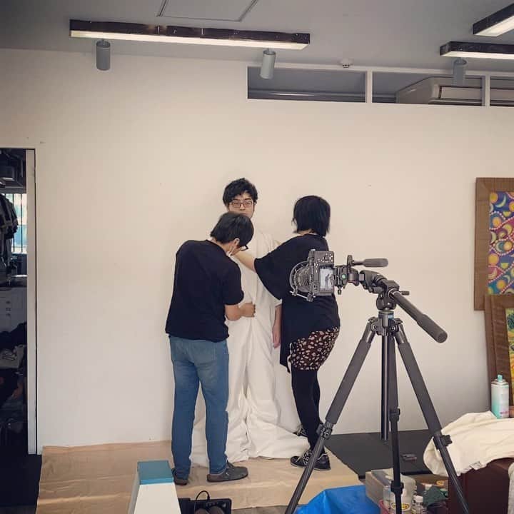 横沢ローラのインスタグラム：「なすがままのクドマトペル。 ギャラリーに１日居るんだけど、 なんか、いーなぁ ギャラリーって居心地いいなぁ 隣では高校生がデッサンしてて、入り口では先生がずっと糸ノコで杉の木を切ってる。 グッドデザイン賞に選ばれた何かの部品を。 #オノマトペル並行世界切符」