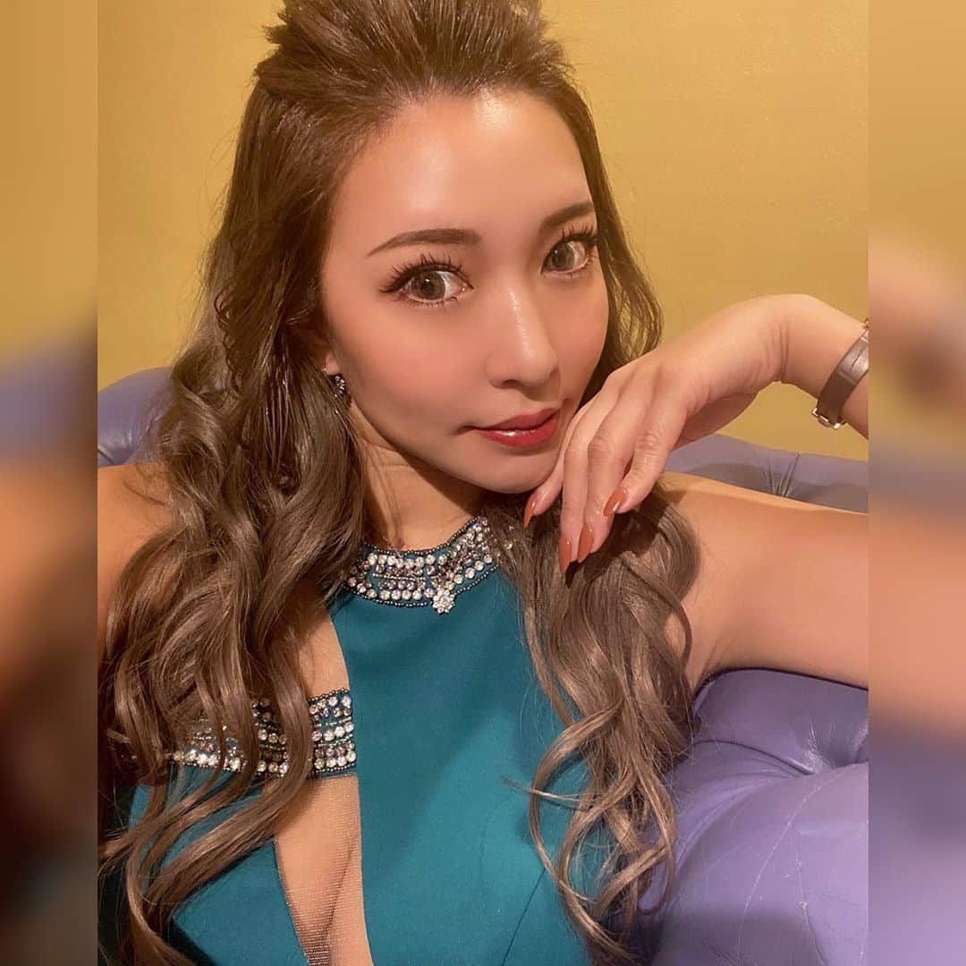 桃瀬とものインスタグラム：「昨日は@maison_de_beaute_offical さんで撮影行ってきました💓 ヘアカラーエクステは安定のアンククロスさんで💓 六本木2日目よろしくどーぞ💓 #キャバ嬢 #ドレス #メゾンドボーテ  #すすきの #六本木 #アンククロス」