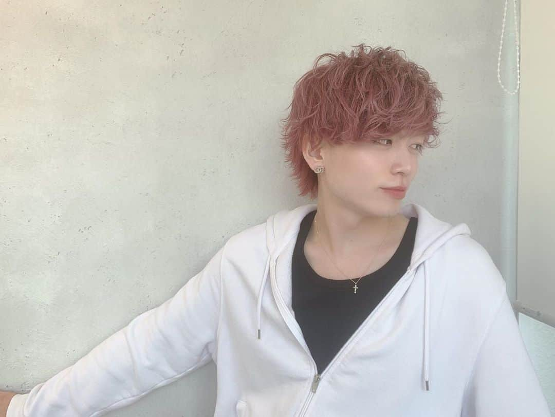 KENTO.iさんのインスタグラム写真 - (KENTO.iInstagram)「@shige.hair さんに 今月もメンテナンスしてもらいました！  今回は初のホワイトピンクに してもらいました〜  めちゃくちゃ可愛い色  いつもありがとうございます！！」10月27日 19時03分 - ivvy_kento.i