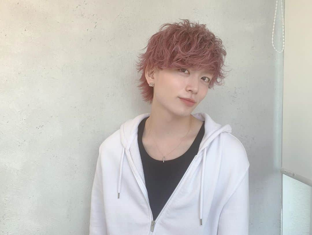 KENTO.iさんのインスタグラム写真 - (KENTO.iInstagram)「@shige.hair さんに 今月もメンテナンスしてもらいました！  今回は初のホワイトピンクに してもらいました〜  めちゃくちゃ可愛い色  いつもありがとうございます！！」10月27日 19時03分 - ivvy_kento.i