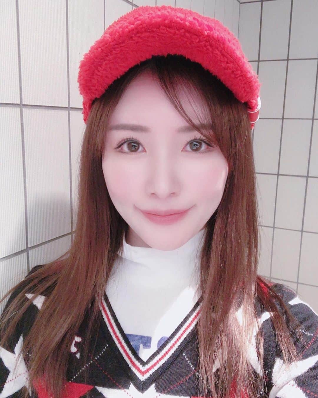 のインスタグラム：「. ゴルフってほんとにいいスポーツだなぁ⛳️🏌️‍♀️ 老若男女すべての人が同じ条件でできる唯一の スポーツですよね✨ . 好きなことをするのってリフレッシュになるし 毎日がんばろう！っていう活力になるっ🤗 . 上手くなれるようにがんばろっと⛳️🏌🏻‍♀ . #golf #ゴルフ #ゴルフ女子 #ゴルフ好き　#エンジョイゴルフ #ゴルフコーディネート  #キャロウェイ #キャロウェイアパレル  #ニューバランスゴルフ  #callaway #newbalancegolf  #골프 #골프여자 #골프좋아 #오오티디 #옷스타그램 #일본여자 #촬영  #instagolf #japanesegirls #golfgirl」