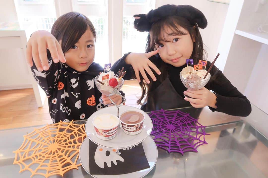 かなのインスタグラム：「． もうすぐ🎃ハロウィン👻だね💕 我が家では一足早くお家でハロウィンパーティー🥳したよ🖤 ． 2人とも大好きなハーゲンダッツから新発売されたアソートボックス「デザートテーブル」を使ってオリジナルのパフェ作りを楽しんだよ〜👩🏻‍🍳🍨 普段特別なご褒美で食べるハーゲンダッツを贅沢にアレンジ🤤 2人とも嬉しかったみたい😆💕 子供たちはミルクコーヒー風味のアフォガード☕️、私はクッキーの食感も楽しいショコラタルト🍫がお気に入りだったよ🥰 一箱でいろんな味が楽しめるからパーティーにもぴったり🤎 みんなのお気に入りフレーバーも見つけてみてね🤎🍨 ． ． #ハーゲンダッツ#アソートボックス#デザートテーブル#アフォガード#ショコラタルト#パンナコッタストロベリー#ハロウィン#ハロウィンパーティー#ハロウィンアレンジ#ハロウィンスイーツ#アイスクリーム#haagendazs#icecream#Halloween#pr」