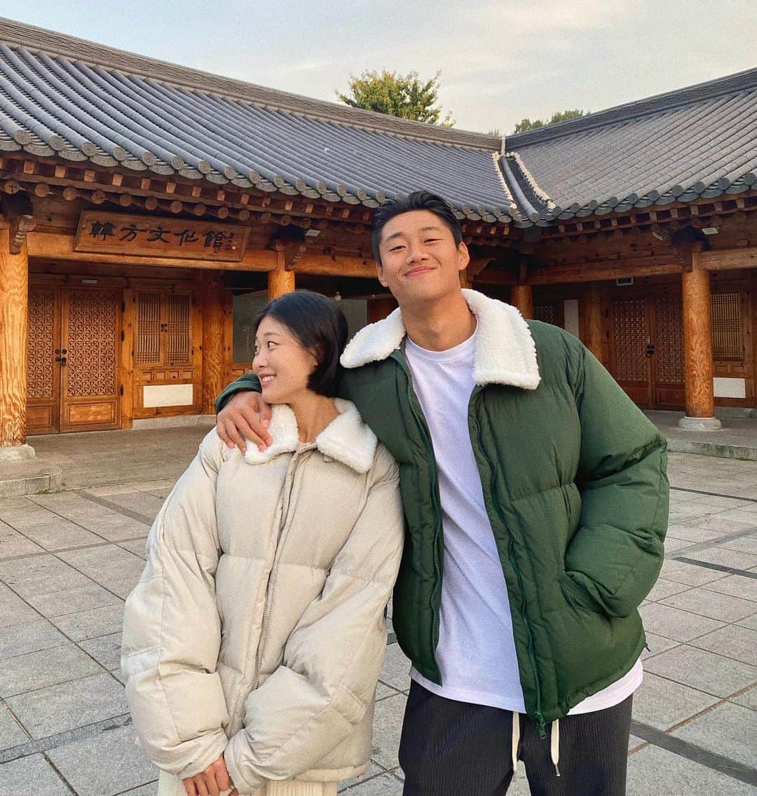 イム・ジンウのインスタグラム：「존재 자체만으로도 고마운 사람💎🏝61586NW (4번째사진 존똑) - #한옥마을 #커플패딩 #재밌게살자」