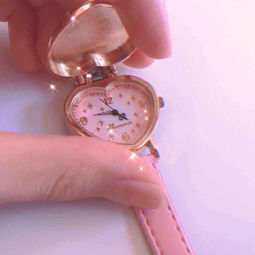 太田雫さんのインスタグラム写真 - (太田雫Instagram)「スイマーさんの腕時計🌷 ・ 皆さんスイマーさんを知ってますか？ この時計は小学生の時にお年玉で買ったものです‼︎ ・ 可愛いくてプチプラで大好きだったのに閉店しちゃった時は悲しかったです…( ; _ ; )/~~~ ・ でも、またスイマーさんが復活したらしいです💝 ・ ﾜｰｲヽ(´▽｀)/🤍 #ニコラ#太田雫 #腕時計#スイマー　さん#キュート#かわいい#clock#時計」10月27日 19時07分 - _shizukuota