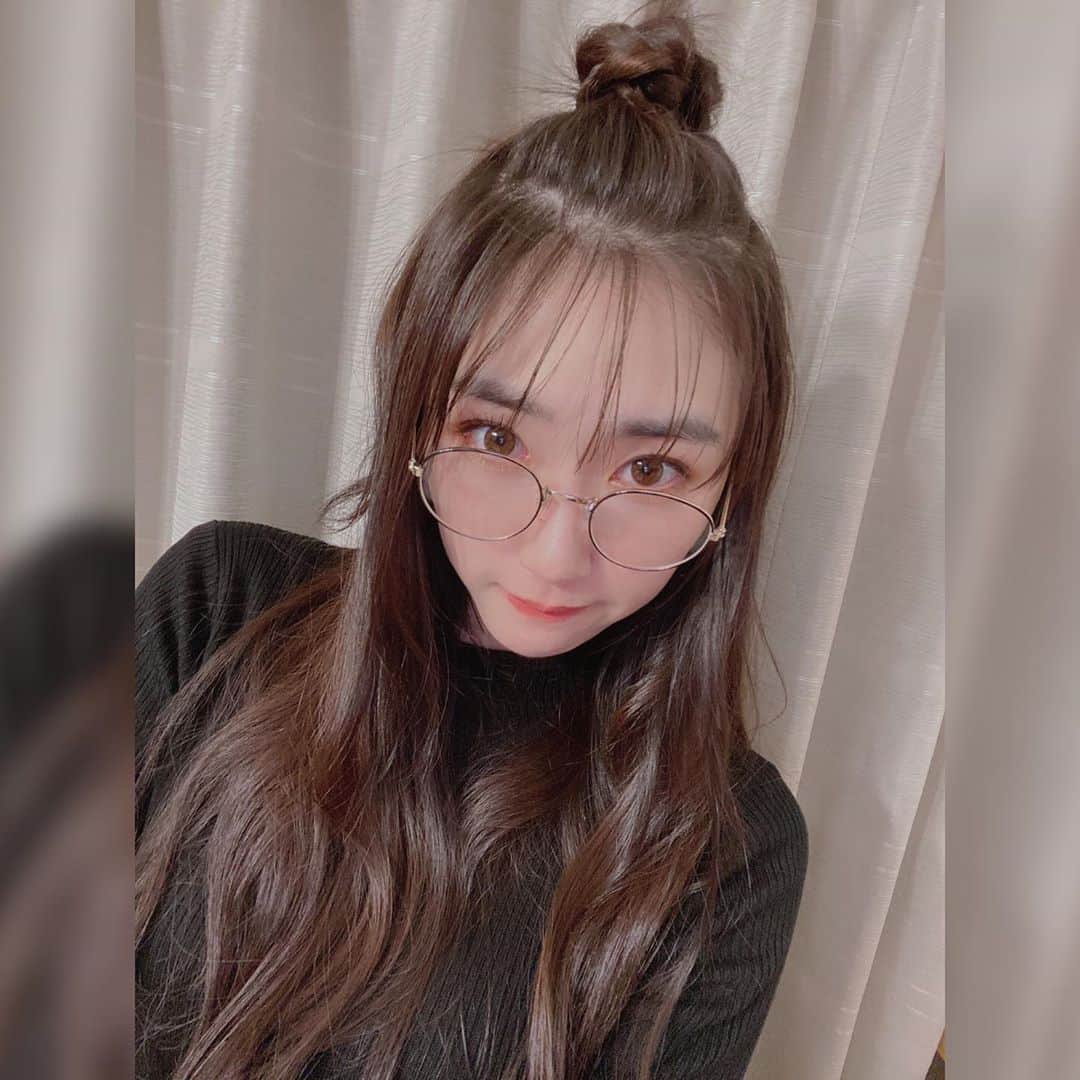黒田瑞貴のインスタグラム：「⭐️⭐️⭐️  #fashion #ootd #ヘアーアレンジ #hairstyle #眼鏡　#メガネ女子」
