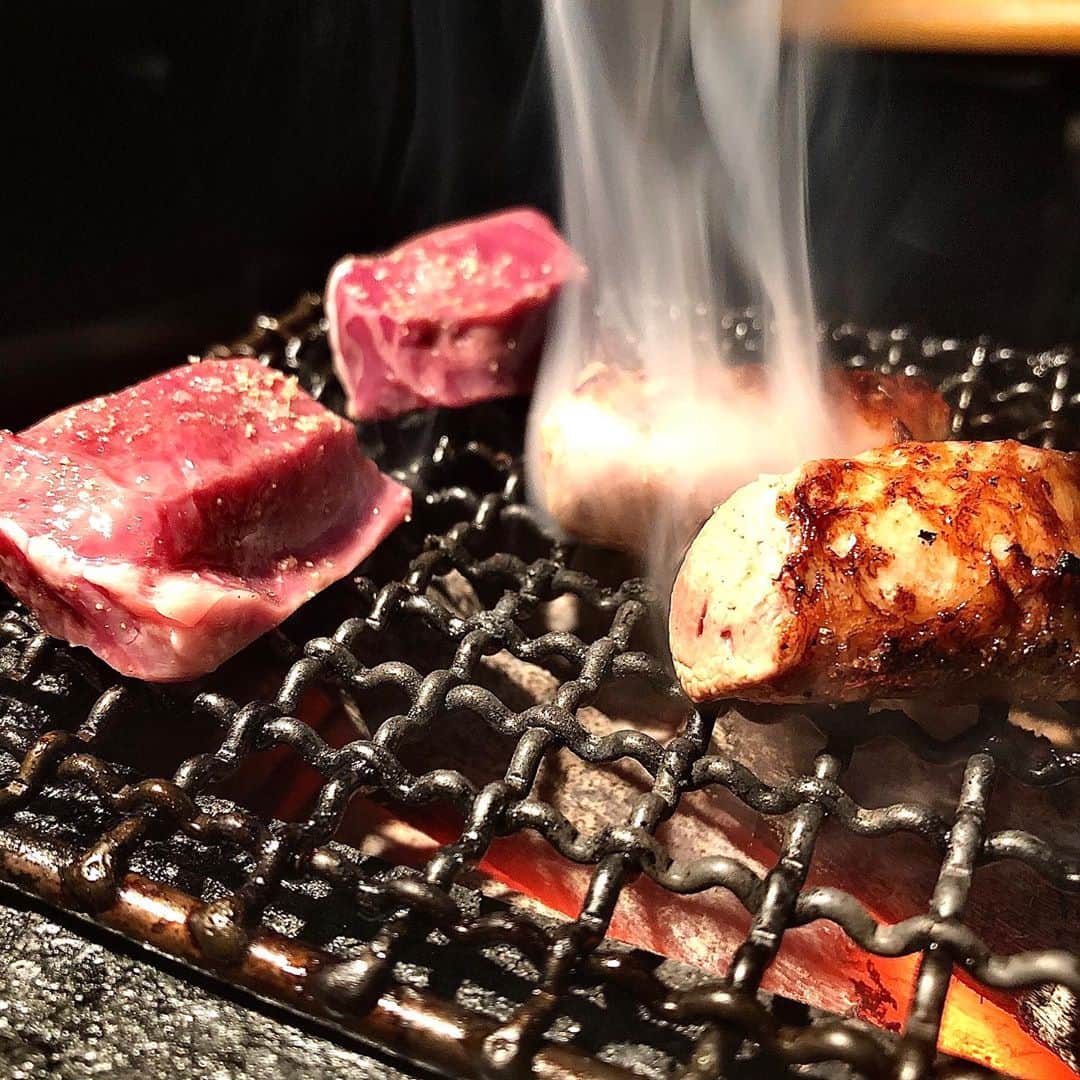みのり(26)＠東京 ダイエットさんのインスタグラム写真 - (みのり(26)＠東京 ダイエットInstagram)「. . #婁熊 @rukumatokyo_ebisu  . 恵比寿にあるホルモン焼き屋さん。 . . #肉の店2021 って雑誌にものってる おいしいホルモン焼きやさん。 . ここは、オシャレなホルモン焼きやさん。 . . ホルモン焼き、ホルモン焼き さっきから言うけど、 . １枚目の写真は納豆ご飯。(謎) . . 豚ホルモンをあみの上でコロコロやってたら うまく撮れなくて(すみません) . 大きなマッシュルームも美味しかったんだけど、 写真に残す前に食べてしまったようです。 . 店員さんが丁寧に焼いてくれるので おいしい豚ホルモンが食べられます。 . . デートっぽいおみせ❤️ . #diet #ダイエット #焼肉#焼き肉 #焼肉好きと繋がりたい #恵比寿 #ebisu #恵比寿居酒屋 #恵比寿グルメ  #飯テロ #ダイエットは明日から #東京カレンダー #rizap #インスタグルメアワード2020 #干物女子 #一人酒 #深夜食堂 #孤独のグルメ #食べるの好きな人と繋がりたい #肉スタグラム #締めのご飯 #シメ #ホルモン #ホルモン焼き　#麹納豆丼 #麹 #納豆ご飯 #納豆」10月27日 19時12分 - minorizap